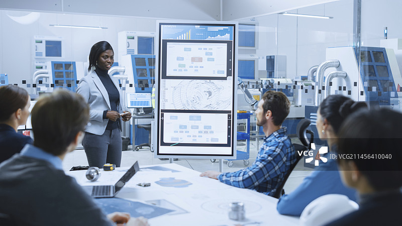 工程师与专家组交谈图片素材