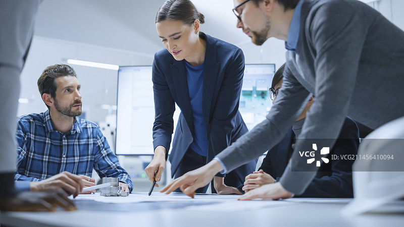 工程师和专家团队在会议中交谈图片素材