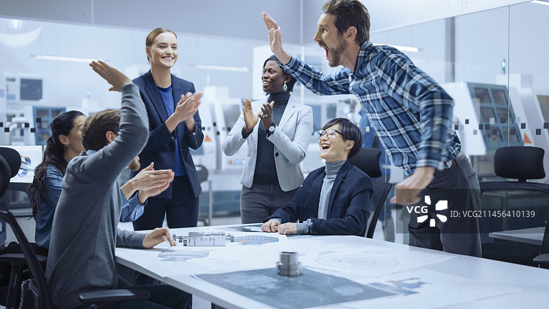 工程师和专家在会议中交谈图片素材