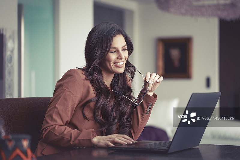 年轻女人在家办公图片素材