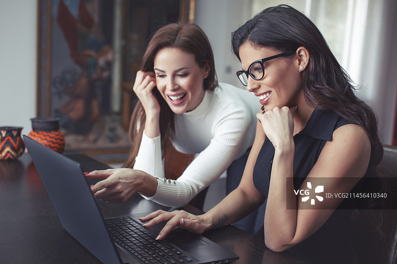 在家办公的年轻女性图片素材