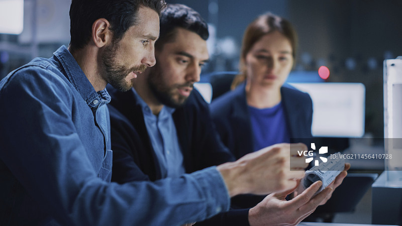 工业工程师团队使用电脑工作图片素材