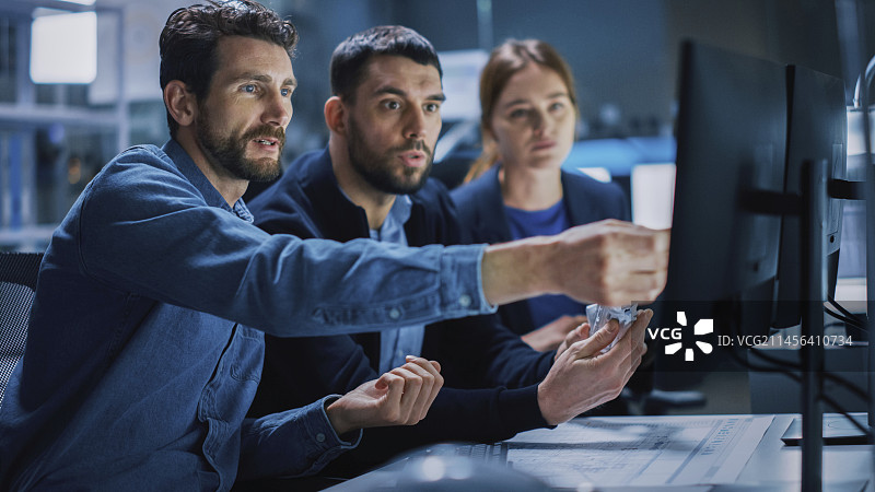 工业工程师团队使用电脑工作图片素材