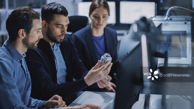 工业工程师团队使用电脑工作图片素材