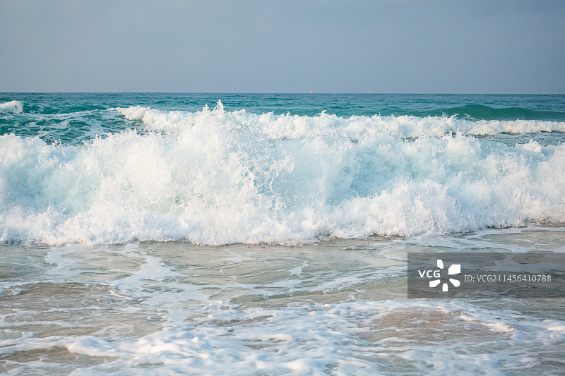 海南省三亚市大东海海滨沙滩海浪图片素材