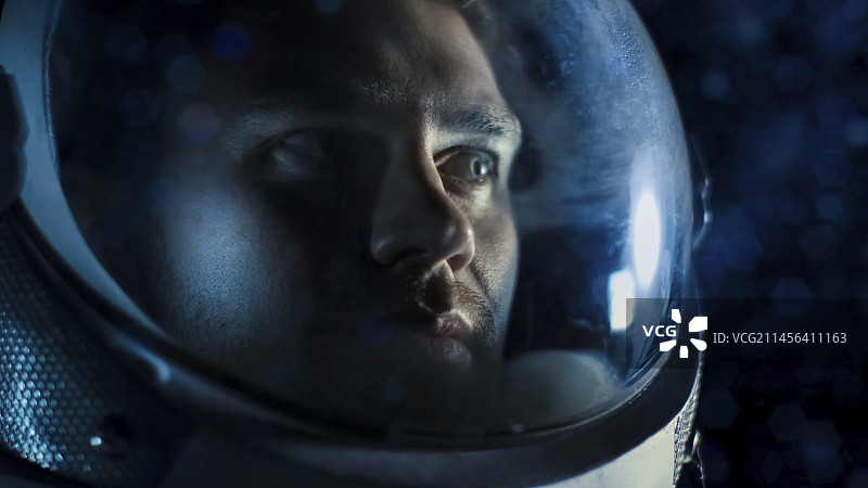 身穿宇航服的宇航员图片素材