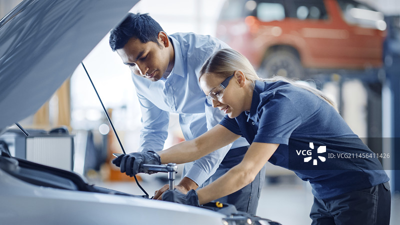 机修工和服务经理检查汽车图片素材