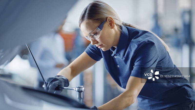 正在维修汽车的技工图片素材