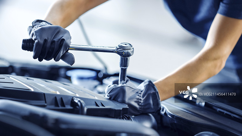 正在维修汽车的技工图片素材