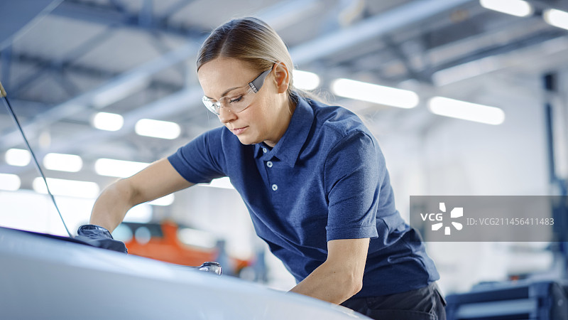 正在维修汽车的技工图片素材