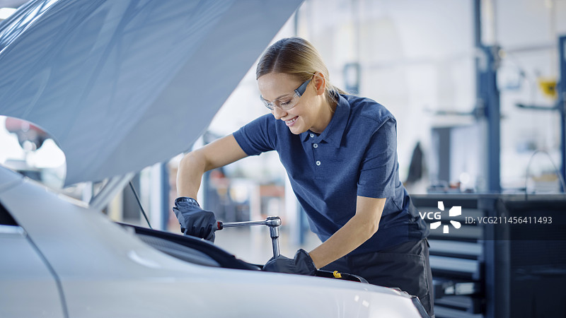正在维修汽车的技工图片素材