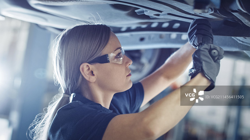 正在维修汽车的技工图片素材