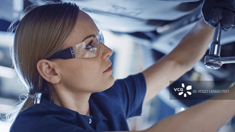 正在维修汽车的技工图片素材