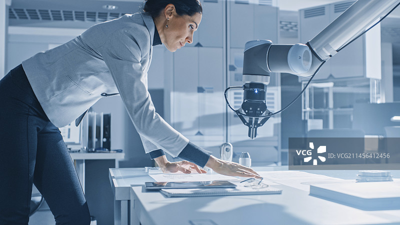 机器人工程师编程机械臂运动图片素材