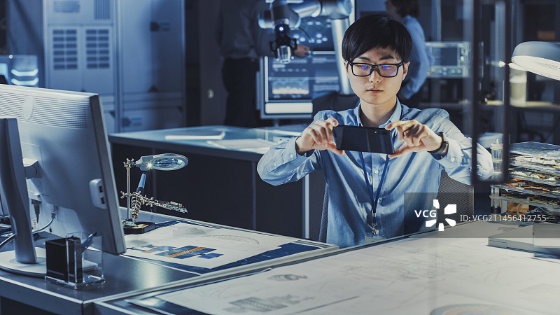 工程师在手机上使用增强现实图片素材