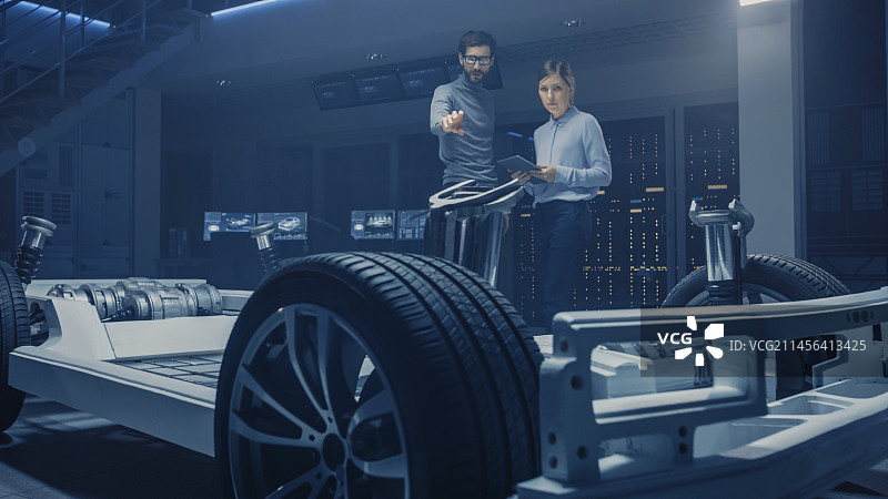 工程师在电动汽车底盘原型上工作图片素材