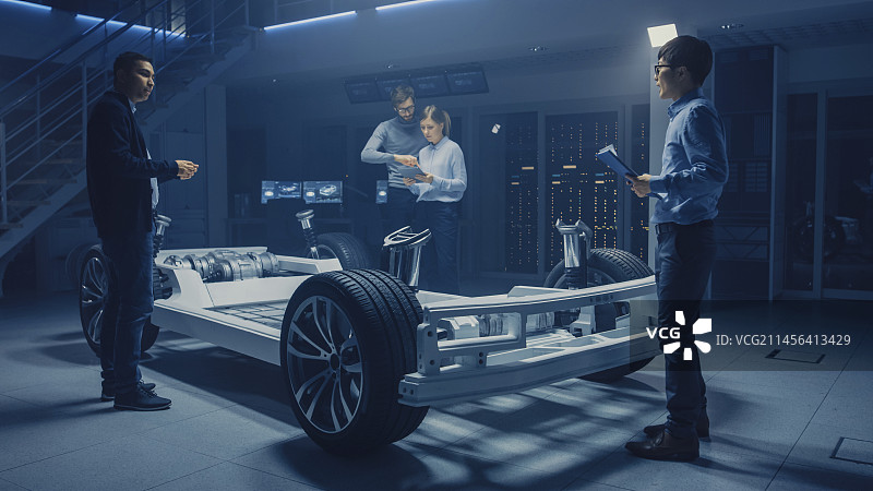 汽车设计工程师研发电动汽车图片素材