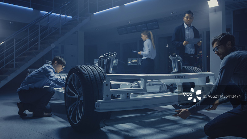汽车工程师研发电动汽车图片素材