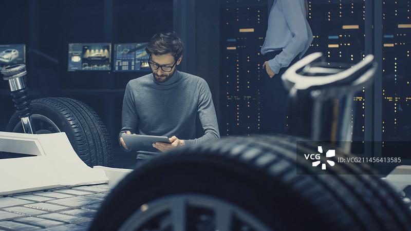 汽车设计师设计电动汽车图片素材