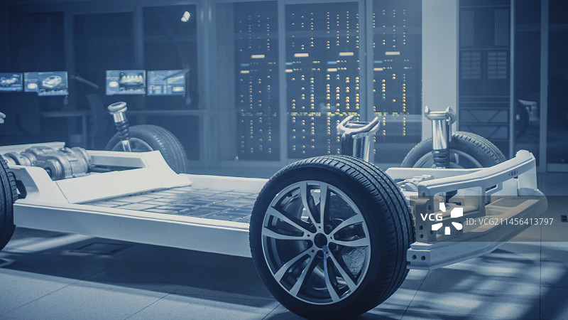 汽车工程师讨论和设计电动汽车图片素材