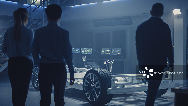 汽车设计工程师进入汽车工厂图片素材