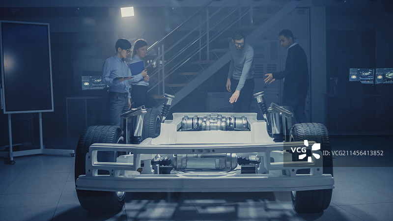 在汽车工厂工作的工程师图片素材
