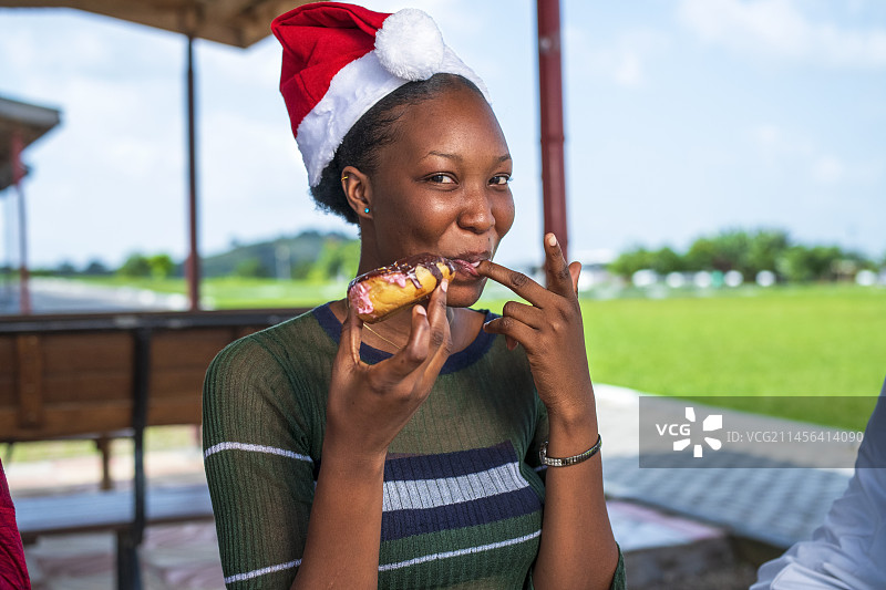 戴圣诞帽吃甜点的女人图片素材