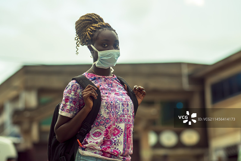 戴口罩的年轻女人图片素材