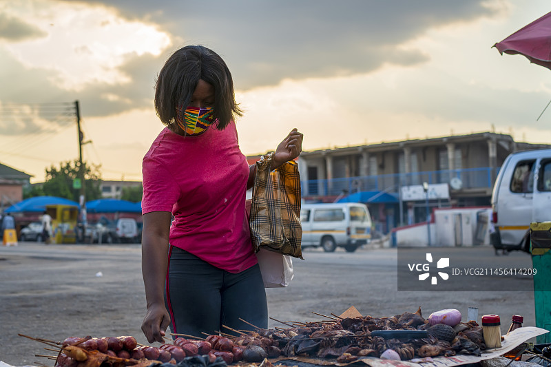 女人在街头市场购物图片素材