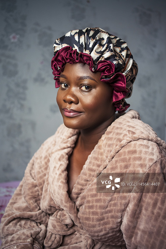 穿着浴袍和发罩的女人图片素材