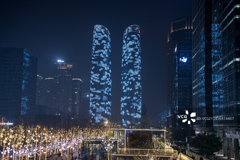 成都高新区金融城娇子大道双子塔灯光秀图片素材