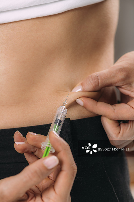 抗凝剂的自我注射图片素材