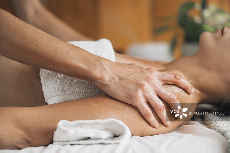 阿育吠陀油按摩图片素材