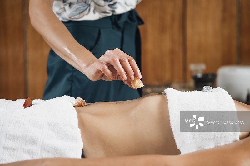 使用水晶进行脉轮疗法的阿育吠陀理疗师图片素材