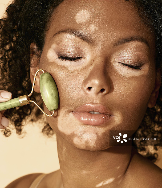 面部按摩玉石滚轮图片素材