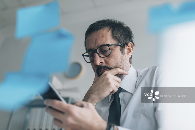 思考短信回复的商人图片素材