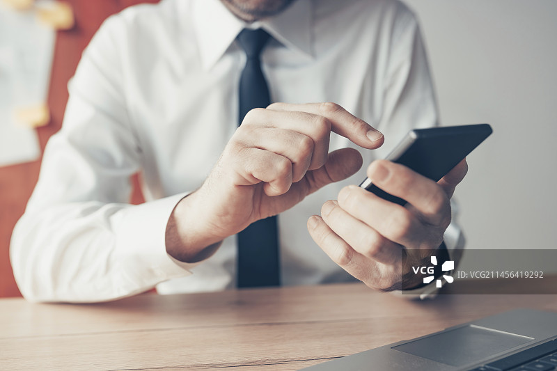商人使用智能手机图片素材