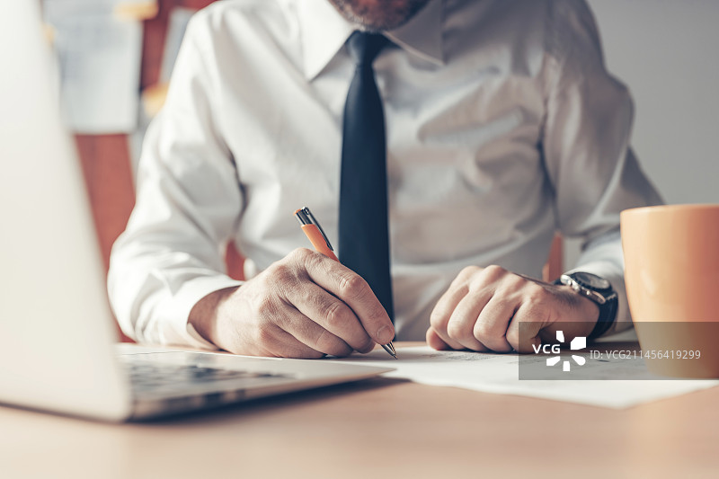 正在写笔记的商人图片素材
