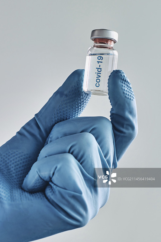 医生手持新冠肺炎疫苗瓶图片素材