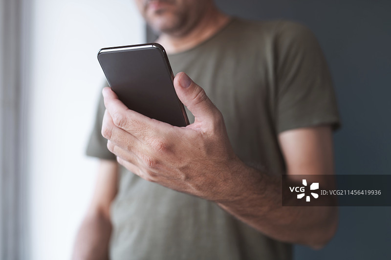 男子查看手机消息图片素材