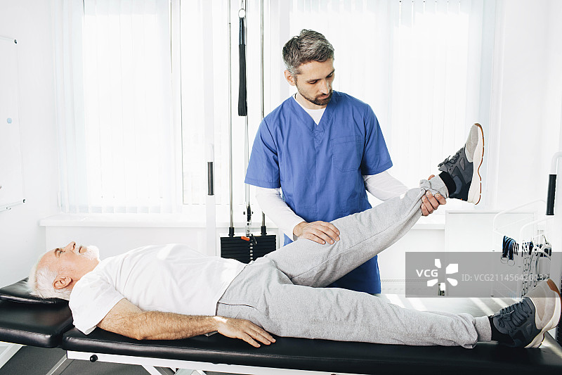 理疗师和患者图片素材