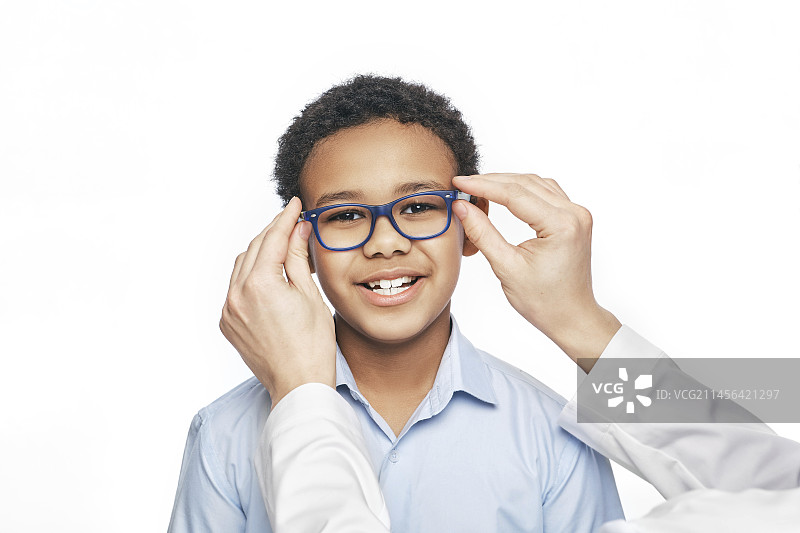 小男孩试戴眼镜图片素材