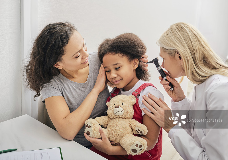 耳部检查图片素材