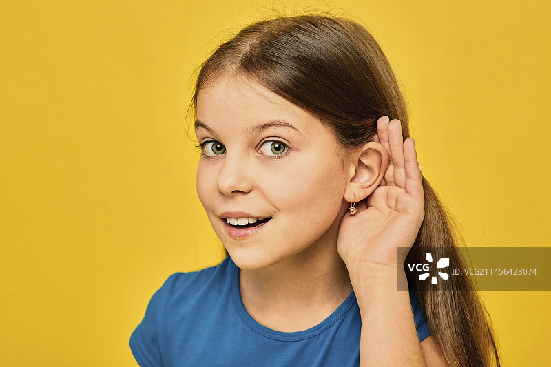 年轻女孩在听图片素材