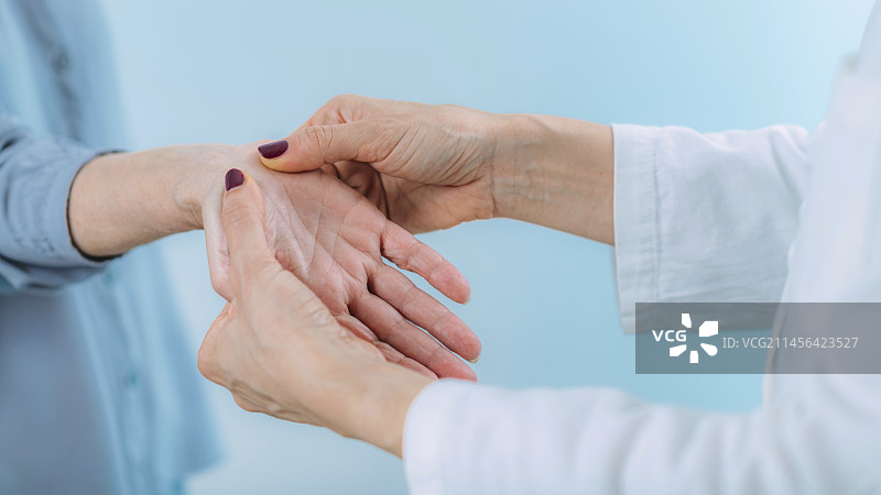 医生为老年女性进行腕管综合征测试图片素材