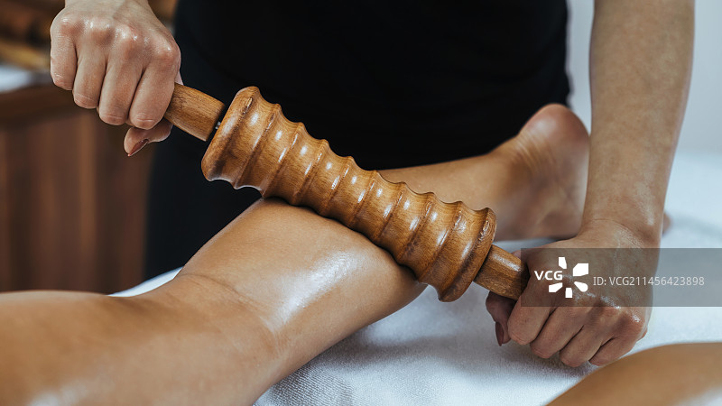 抗脂肪团的马德拉按摩疗法图片素材