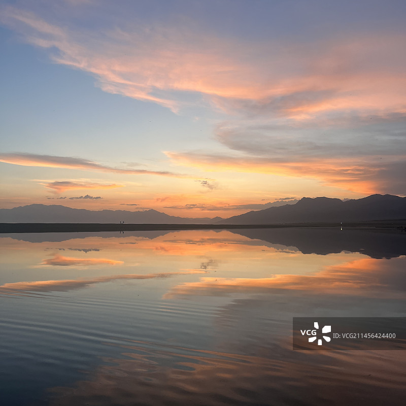 日落时海景映衬着戏剧性的天空图片素材