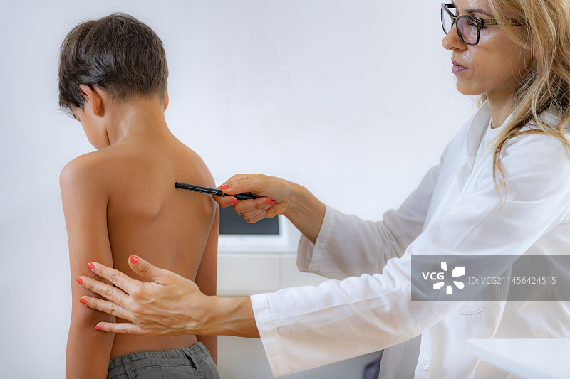 孩子接受体检图片素材