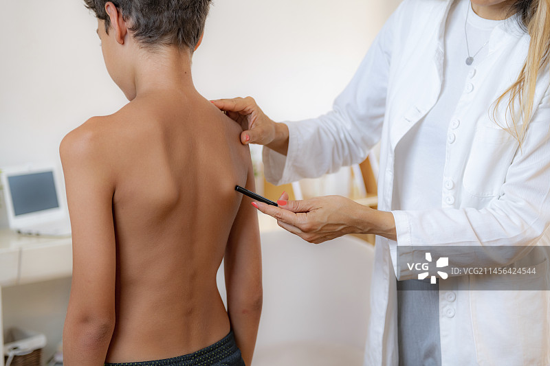 儿科医生检查男孩的姿势图片素材