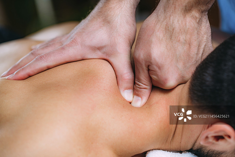 理疗师按摩病人肩部图片素材